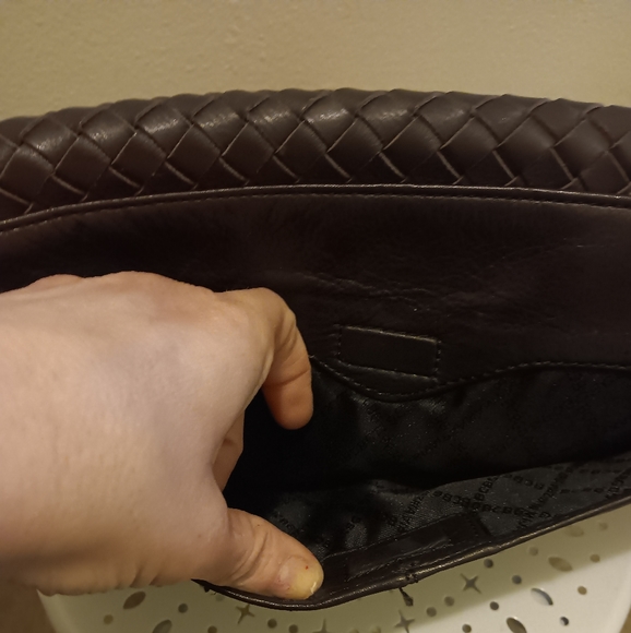 BCBGMAXAZRIA LEATHER SHOULDER BAG, GOLDISH TONE CHAIN STRAP. - Picture 4 of 12